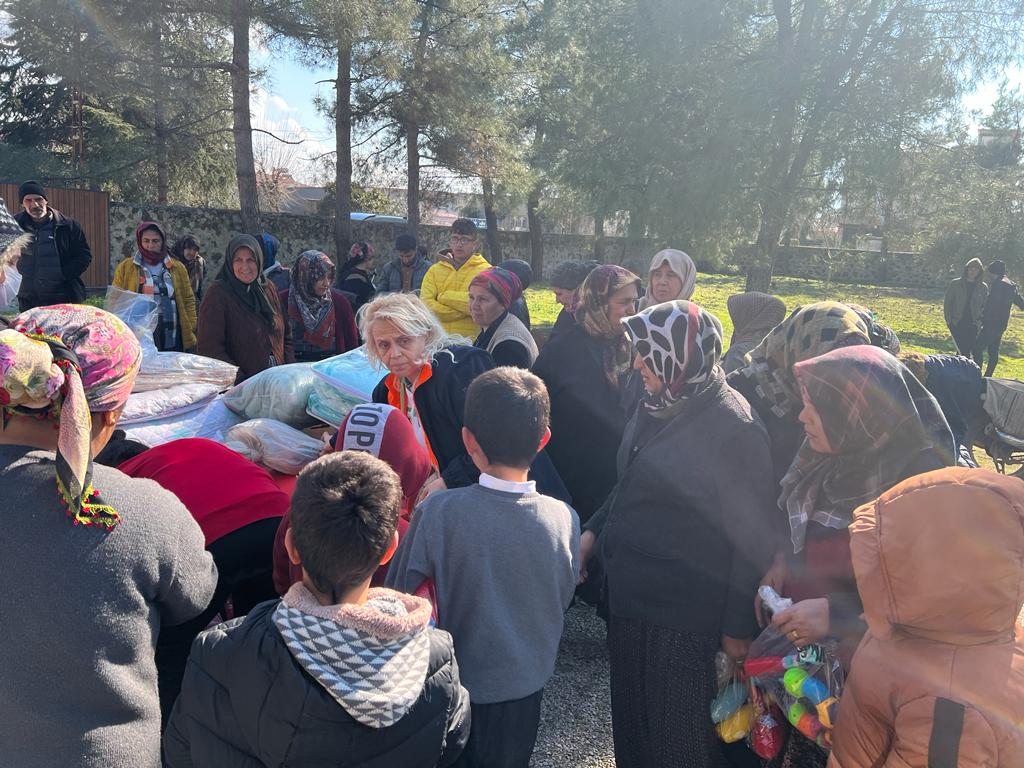 'SİZ YALNIZ DEĞİLSİNİZ BİZ BURADAYIZ GRUBU' ACIYA 'MERHEM' OLUYOR