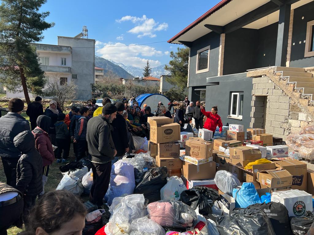 'SİZ YALNIZ DEĞİLSİNİZ BİZ BURADAYIZ GRUBU' ACIYA 'MERHEM' OLUYOR