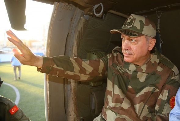 Cumhurbaşkanı Erdoğan askeri kamuflajla sınır karakolunda