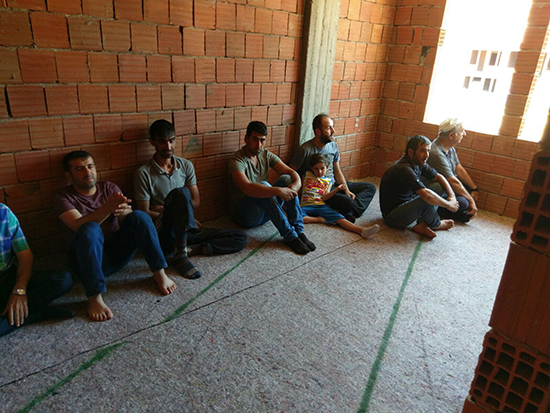 Karaburun'daki Görüntü İçler Acıtıyor: "İnşaat Alanında Cuma Namazı"