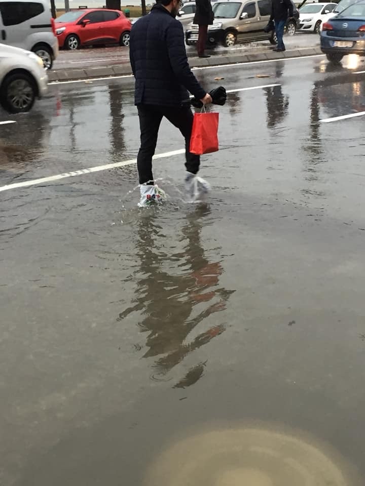 Aziz ve Hüseyin'in Yapamadığını Vatandaş Yaptı: "Karşıyaka İskeleye Yapay Köprü"