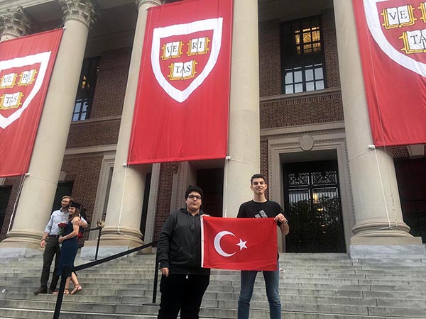 BAYRAKLILI ÖĞRENCİLER HARVARD’TA SUNUM YAPTI