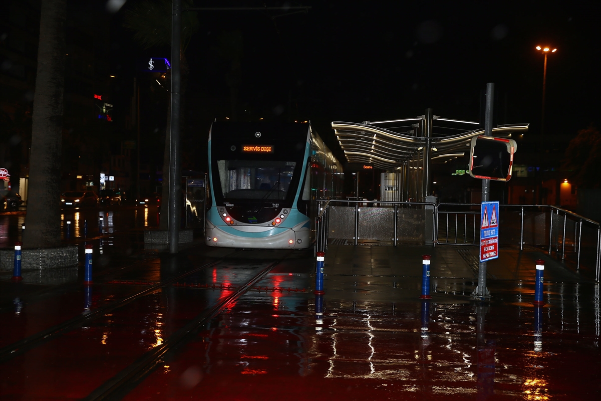 İzmir'de fırtına nedeniyle ağaçlar devrildi, çatılar uçtu