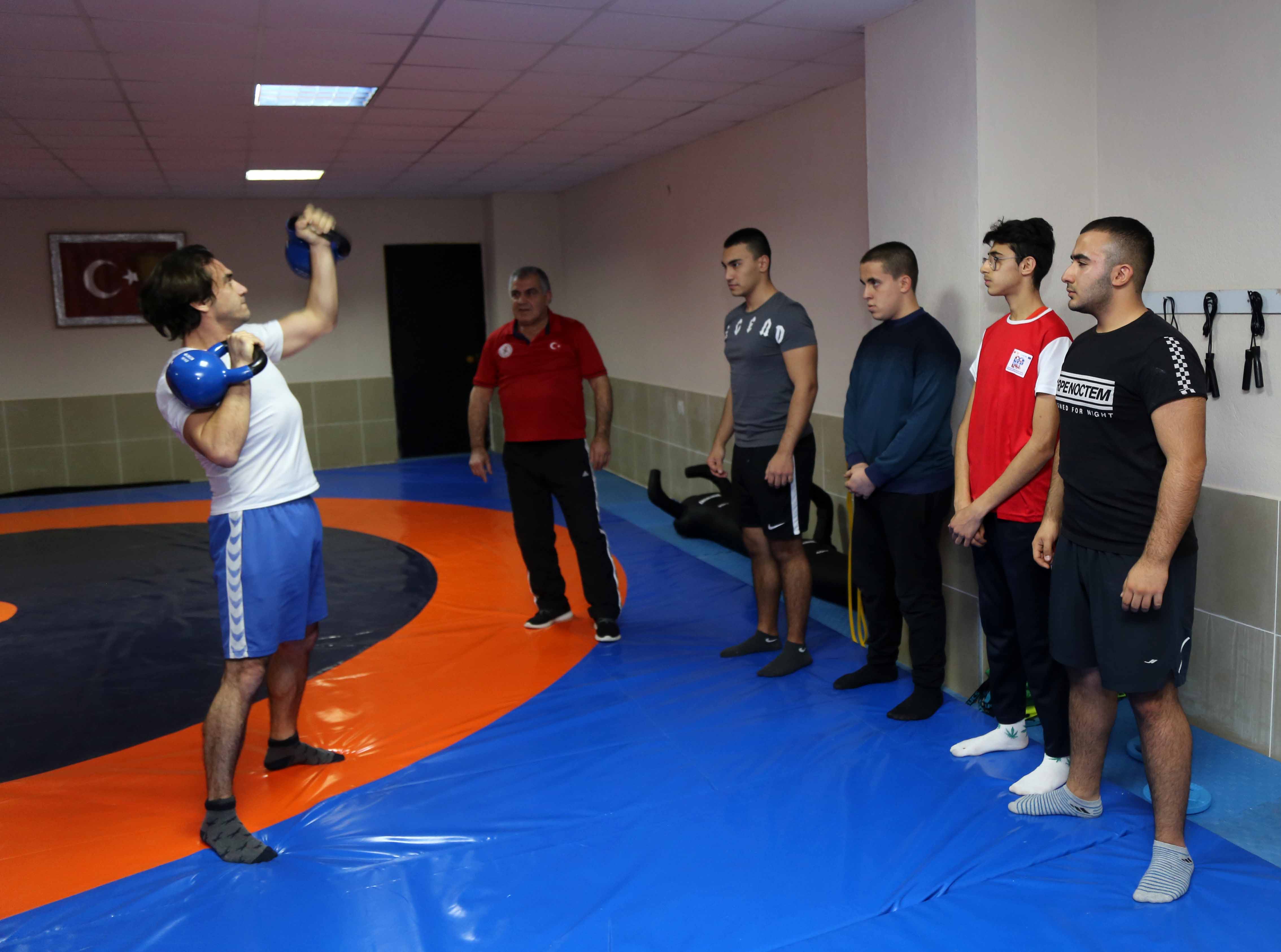 Genç ve başarılı güreşçiler  Karabağlar'da yetişecek