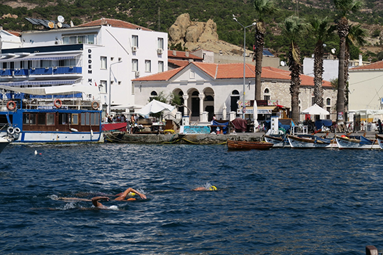 KARABURUN’DAN FOÇA’YA YÜZDÜLER
