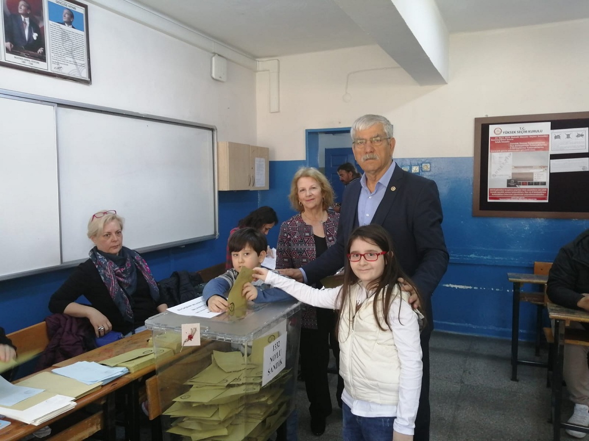 İzmir'de siyasiler oylarını kullandı