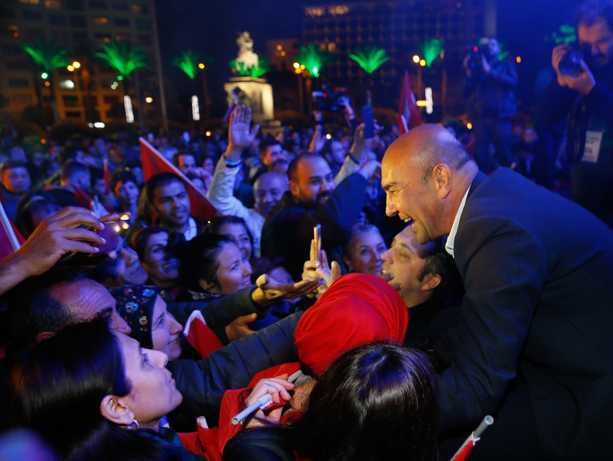 Tunç Soyer meydanda zeybekle karşılandı