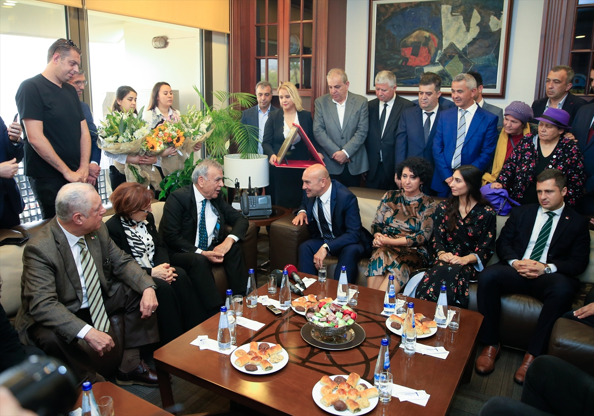 Aziz Kocaoğlu koltuğu Soyer’e devretti