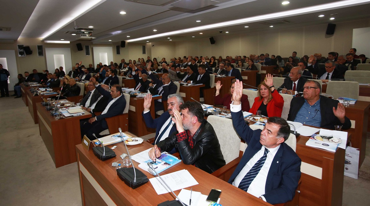 Karabağlar'da ilk mecliste 'hizmete devam' mesajı