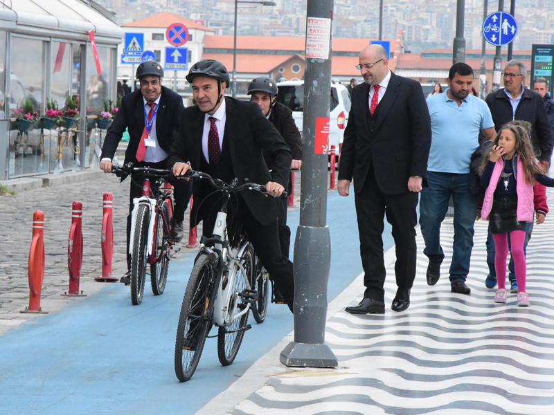 Tunç Soyer, 23 Nisan kutlamalarına bisikletle gitti