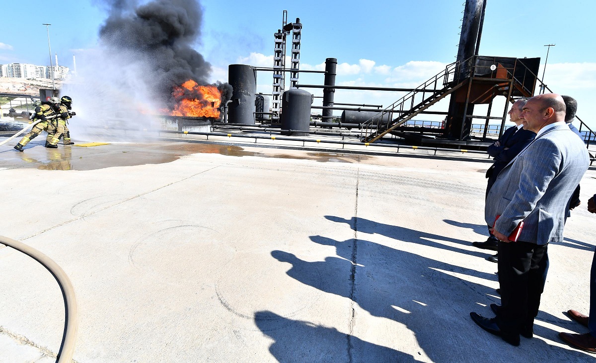 Başkan Soyer'den itfaiyeye ziyaret: Kahramanlık destanı yazıyorsunuz