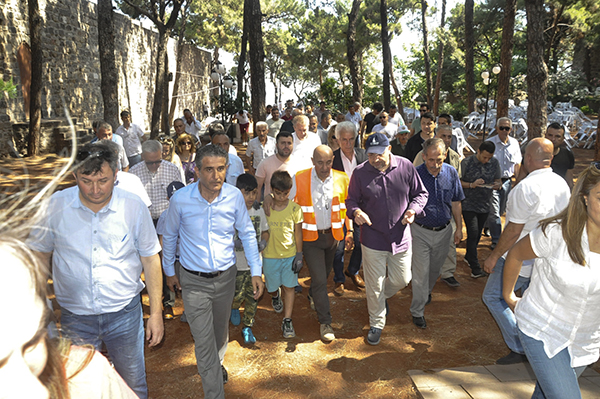 ELLERİYLE TEMİZLEYİP,  TELEFERİK MÜJDESİNİ TEKRARLADI