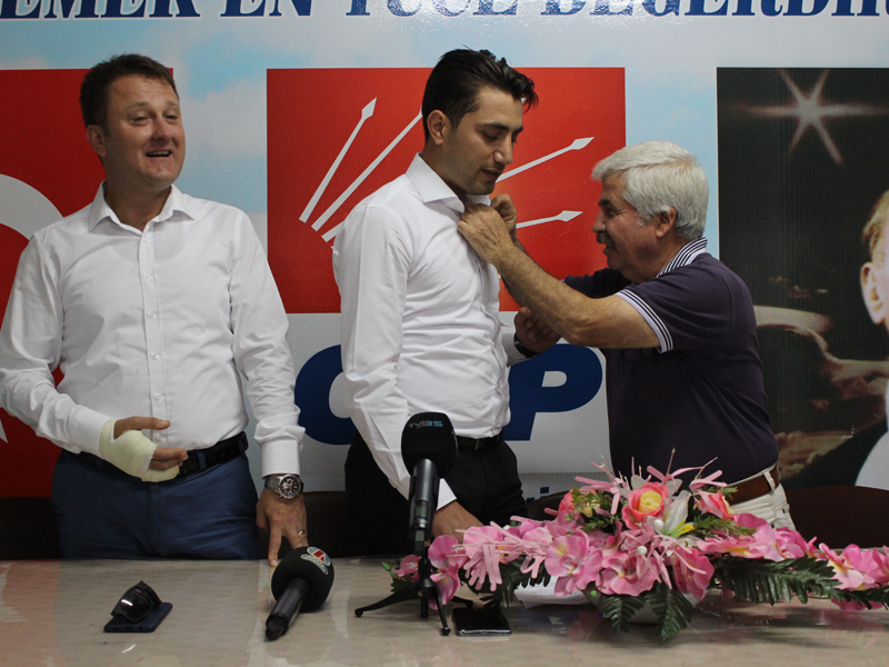 Menemen'de AK Parti'den istifa edip CHP'ye geçtiler