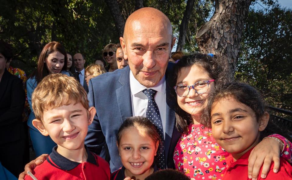 İzmir'in 'duvarları olmayan' dijital kütüphanesi açıldı