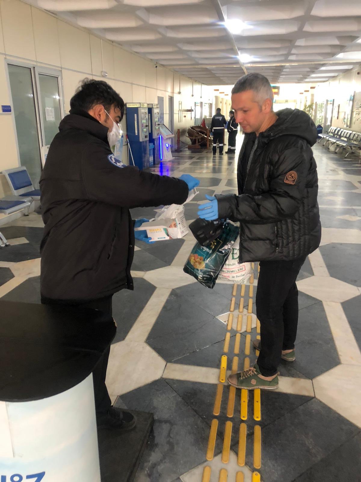 İzmir'de ücretsiz maske dağıtımı başladı