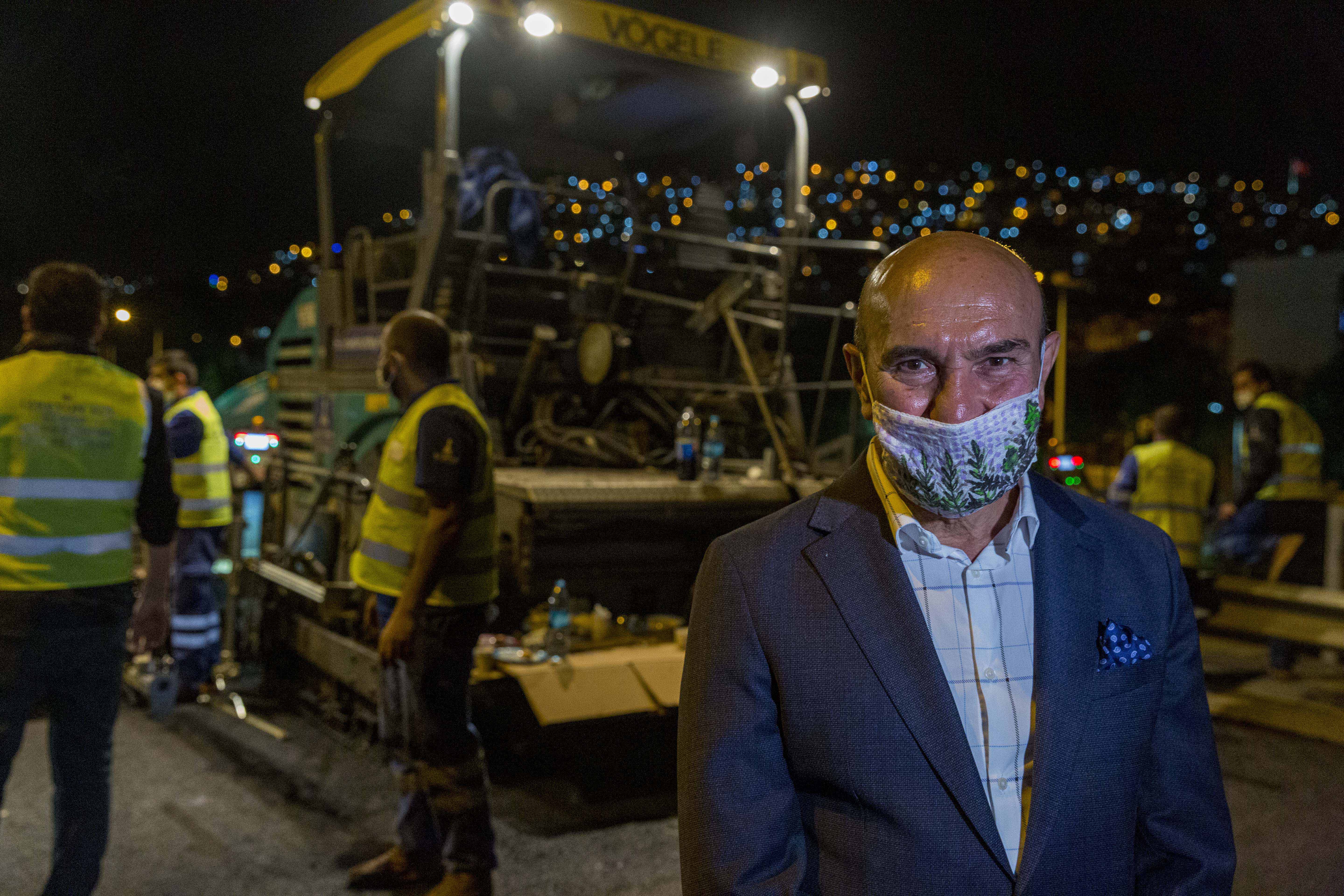 Trafik durdu Büyükşehir yol yaptı! Soyer'den asfalt işçilerine baklavalı moral ziyareti