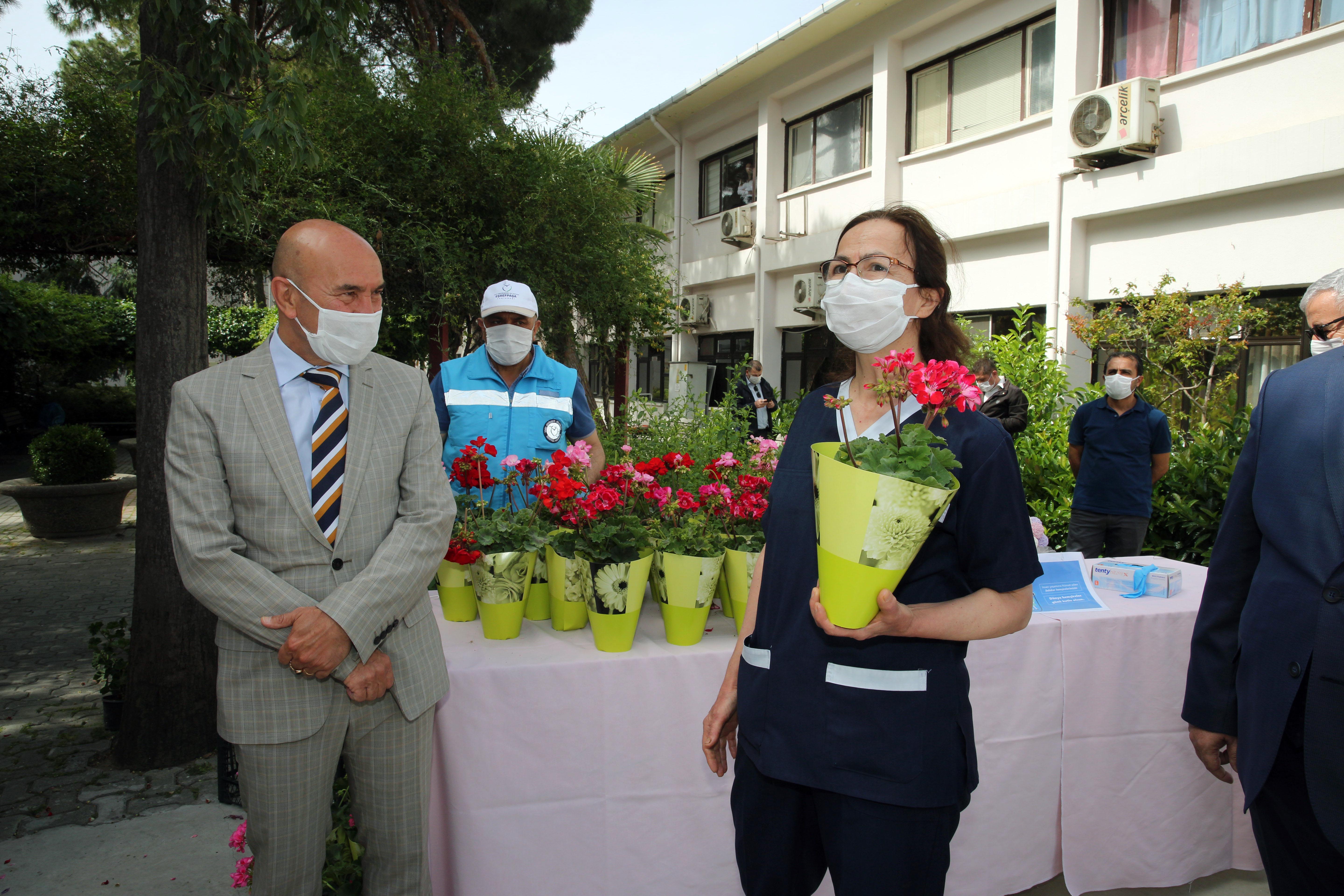 Başkan Soyer hemşireleri unutmadı