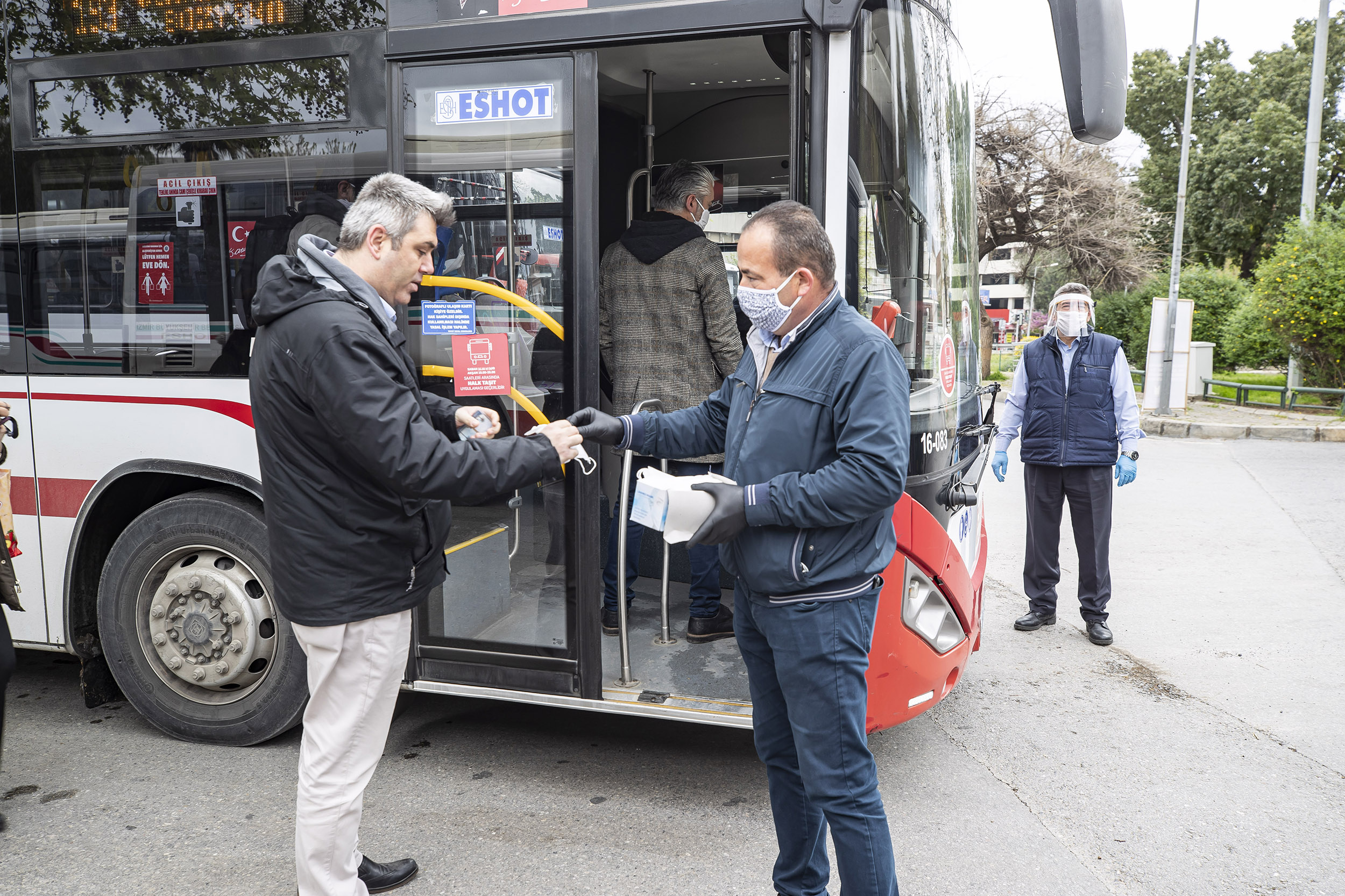 Büyükşehir Belediyesi’nden ilçelere 140 bin maske