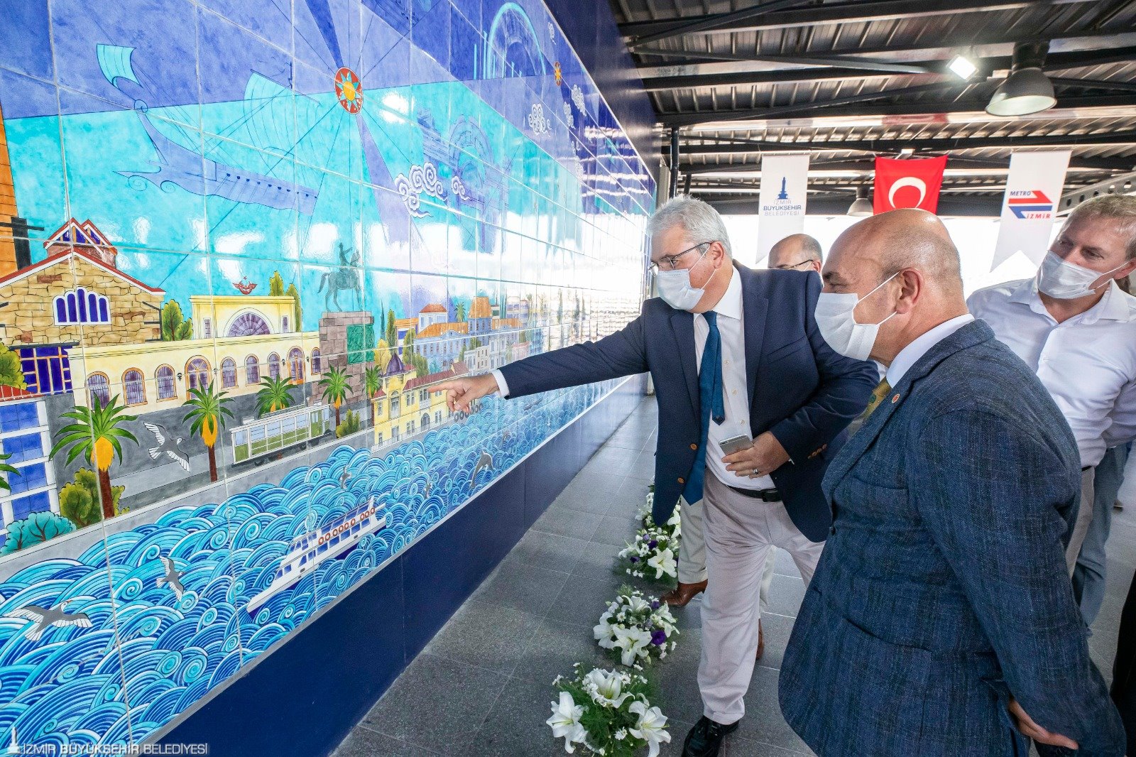 İzmir Metrosuna kentin tarihini simgeleyen Çini pano