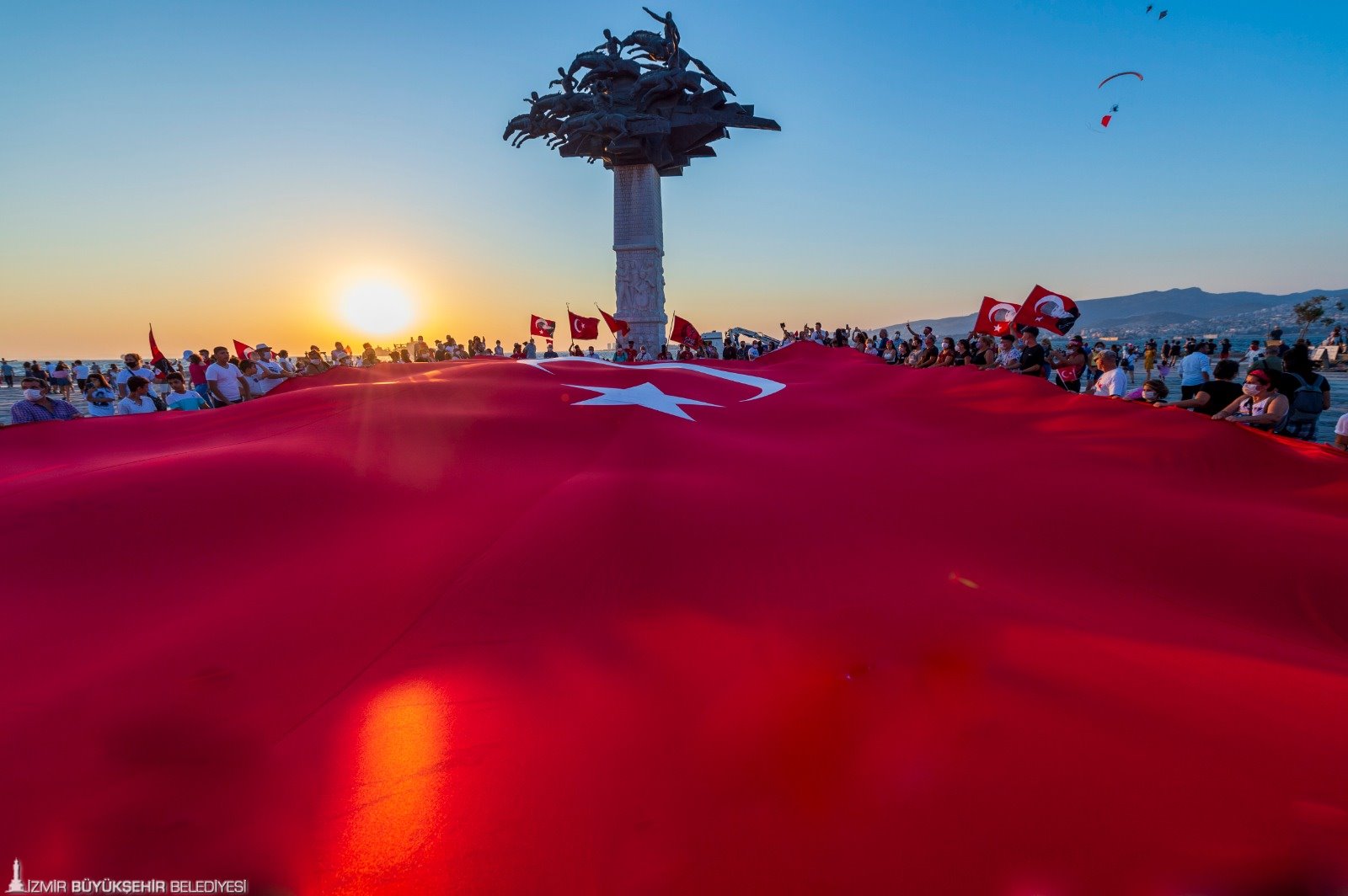 İzmir semalarında zafer kutlaması