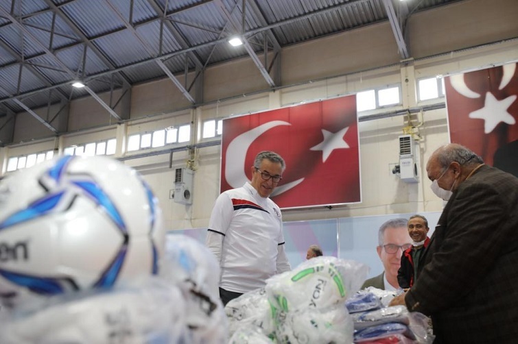 Gaziemir Belediyesi’nden amatör spor kulüplerine malzeme desteği
