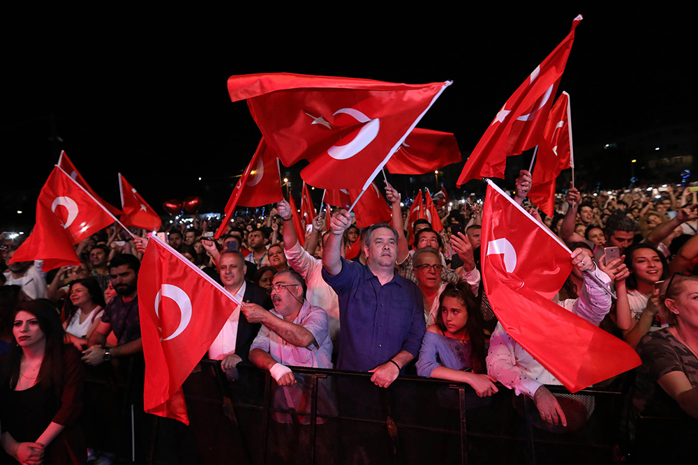 Buca'dan Haluk Levent rüzgarı geçti