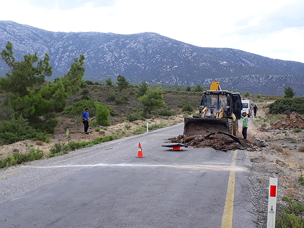 Karaburun yollarında bakım başladı
