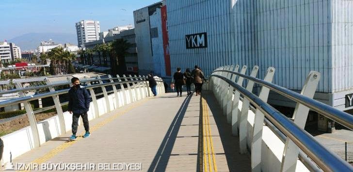 Konak'taki yaya üst geçidi yenileniyor