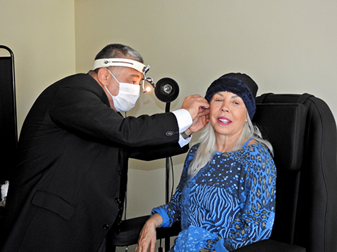 Op. Dr. Atıl Birol,  Çeşme'de muayenehane açtı... İlk muayene Semiha Yankı ve Salih Güney'e