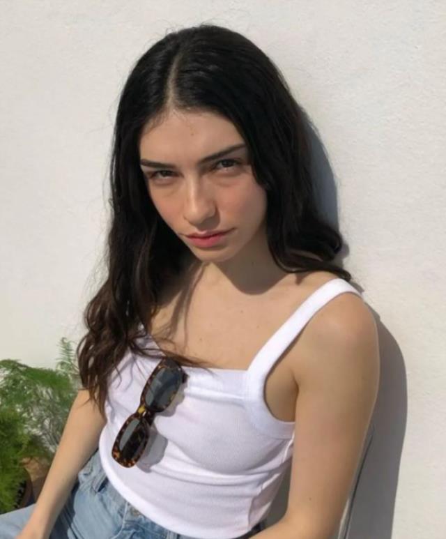 "Bahar gelsin" diyen Hazar Ergüçlü, art arda sütyensiz pozlarını paylaştı