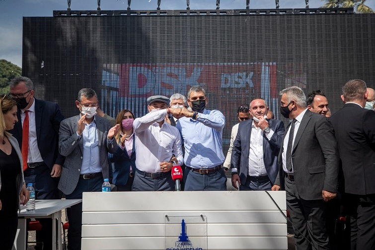 İzmir Büyükşehir Belediyesi çalışanları 1 Mayıs'ı toplu sözleşmeyle kutladı