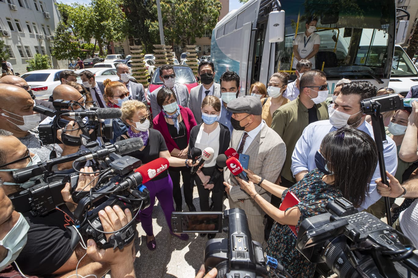 Başkan Soyer erkek şiddetine uğrayan Çetinkaya’nın davasına katıldı: Asla yalnız yürümeyeceksin