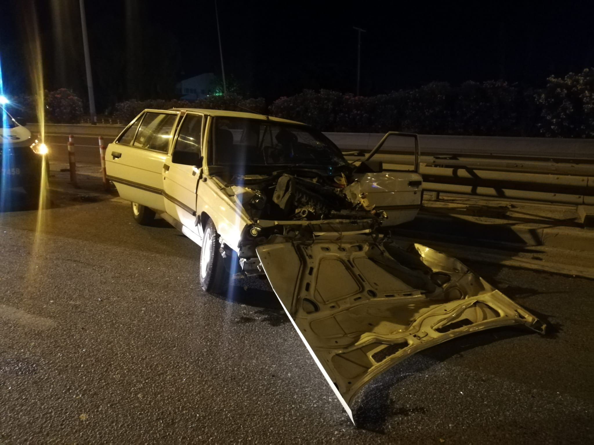 Alkollü sürücü önce aydınlatma direğine ardından bariyere çarptı: 3 yaralı