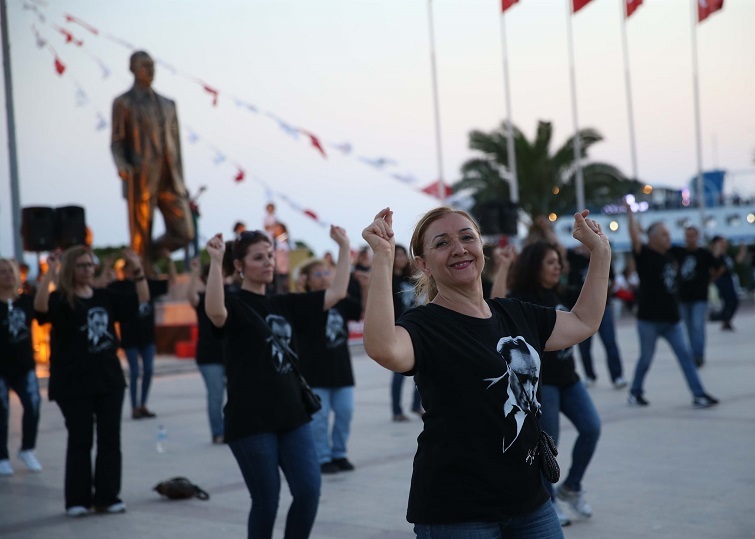 Karşıyaka tek yürek: Ay-Yıldız var göğsümüzde!