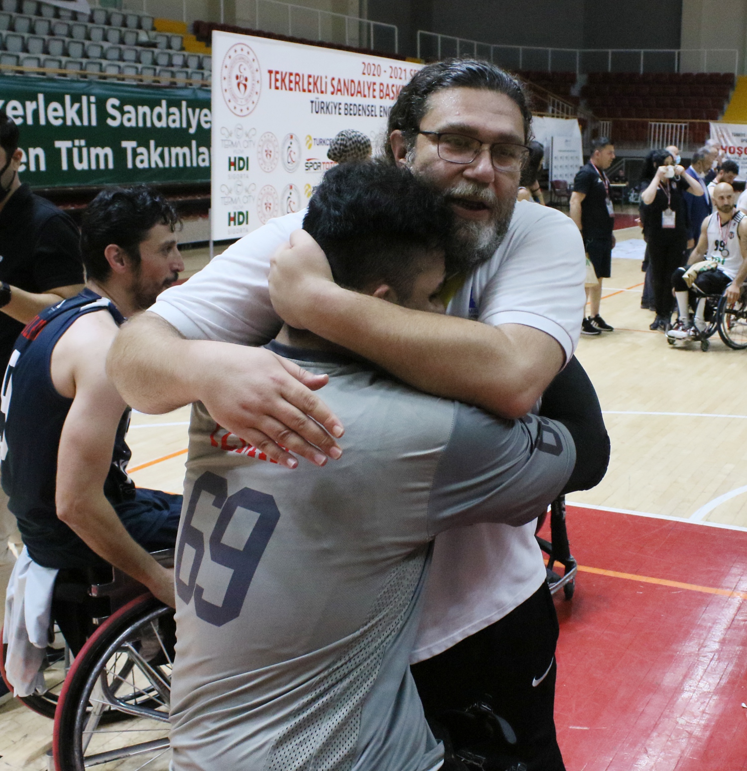 Tekerlekli Sandalye Basketbol Takımı 17 yıl aradan sonra yeniden şampiyon İşte sporda İzmir farkı!