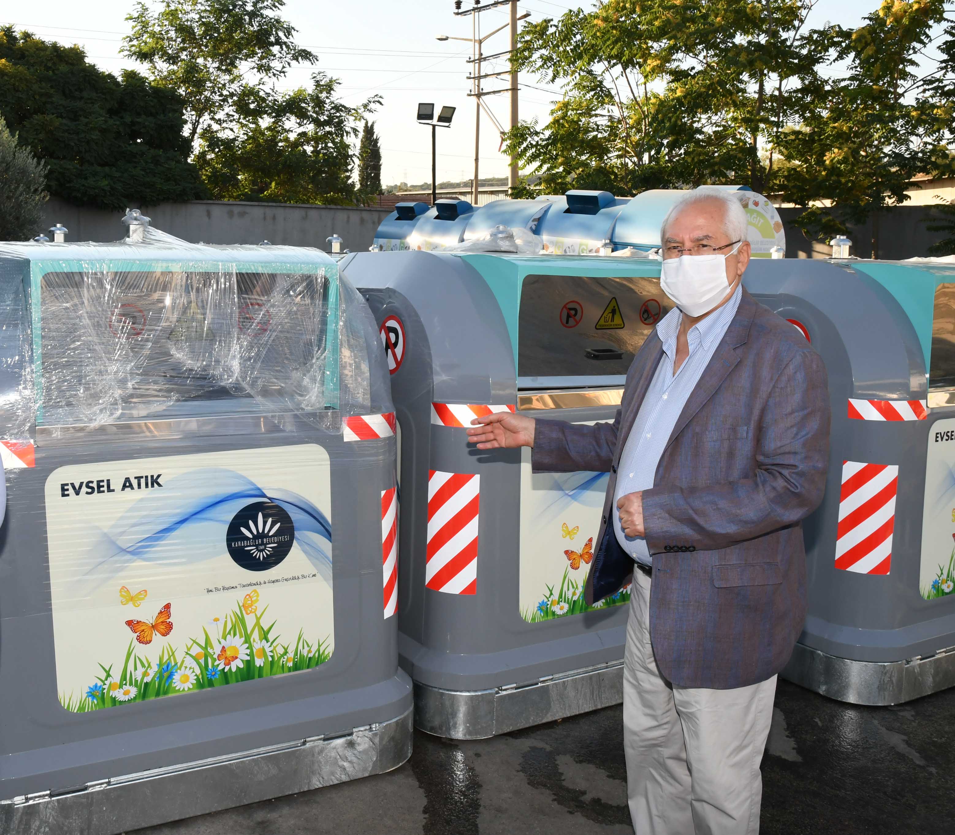 Karabağlar’da yeni çöp konteynerlerin dağıtımı sürüyor