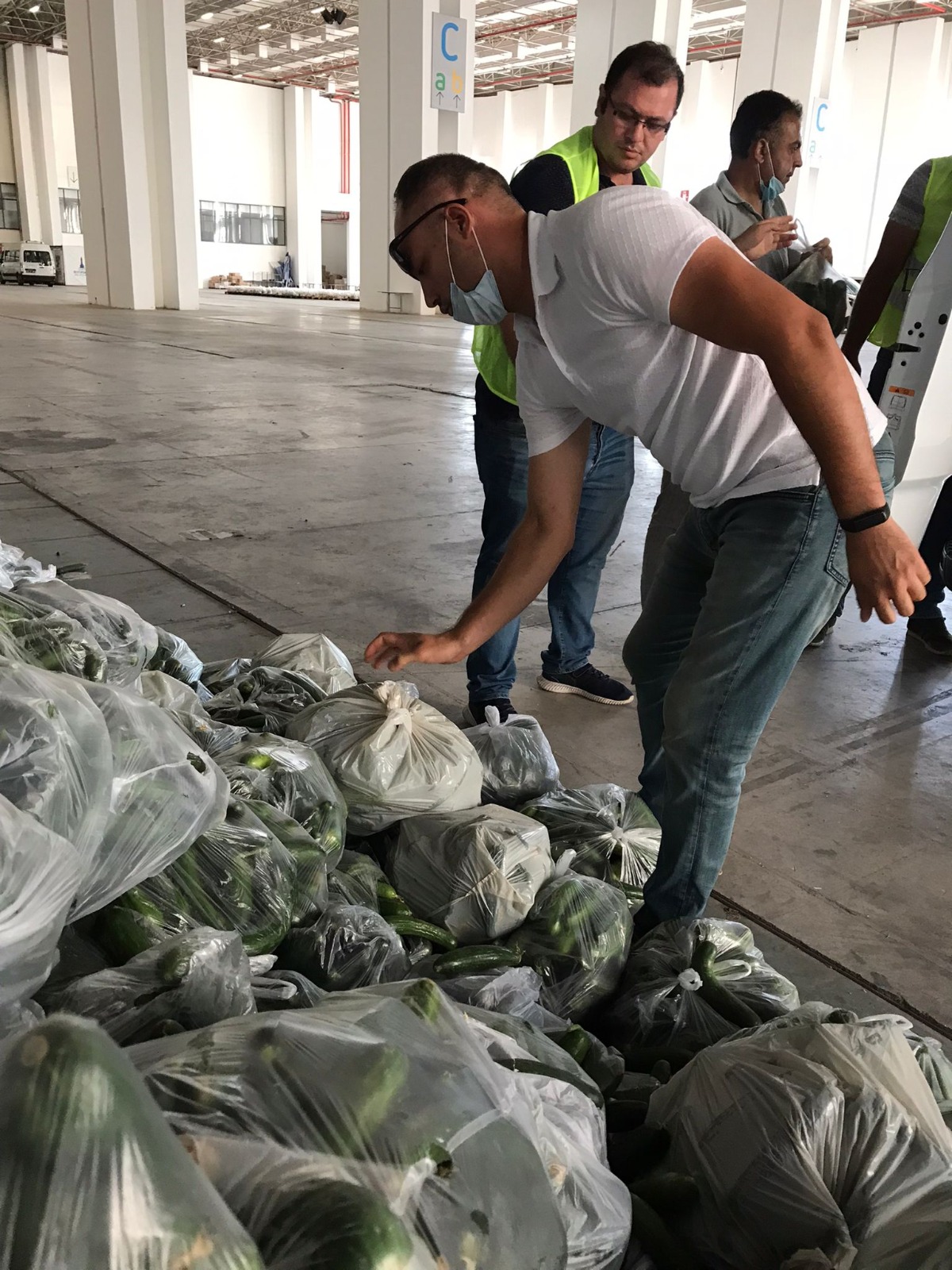 Büyükşehir'den hem üreticiye hem de ihtiyaç sahiplerine destek