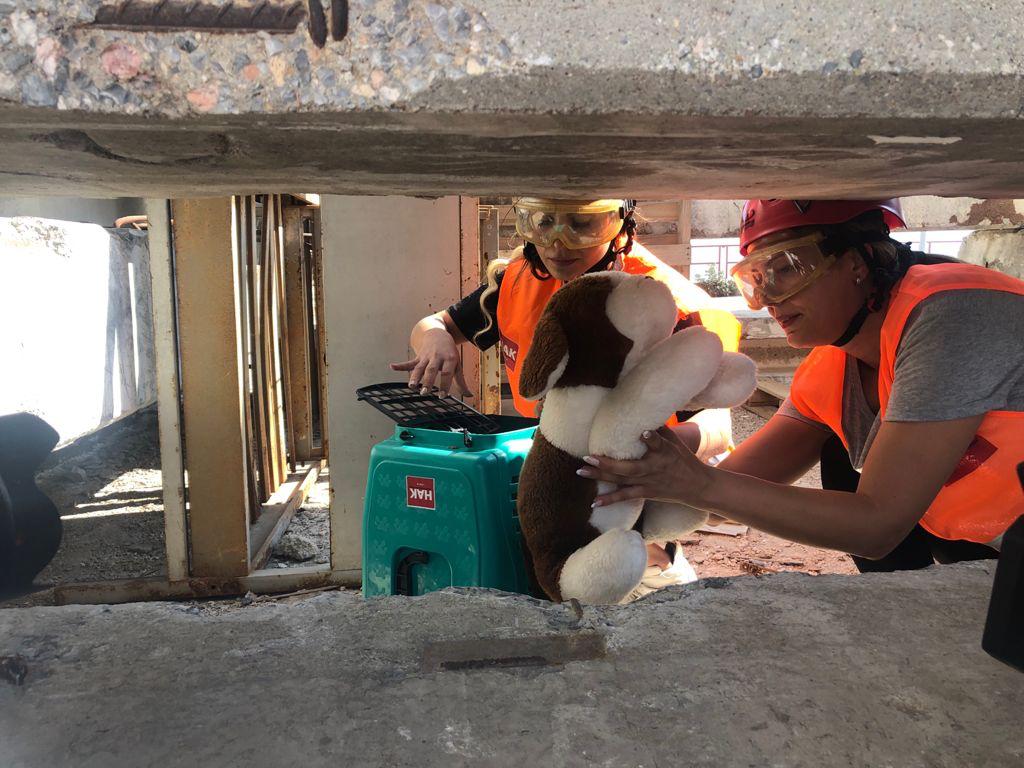 İzmir İtfaiyesi'nden afette kurtarılacak can dostlar için eğitim