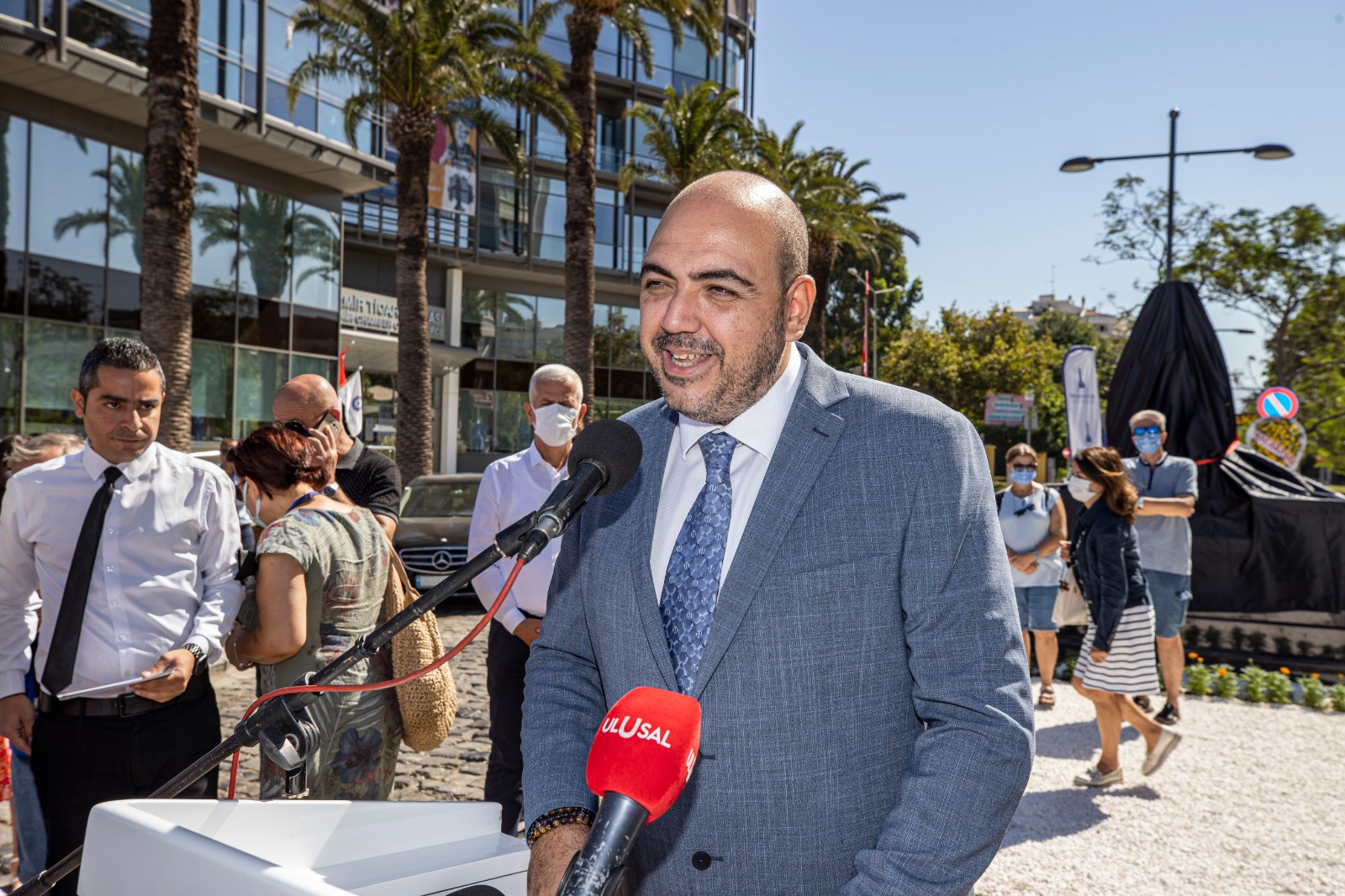 Başkan Soyer Tıbbiyeli Hikmet heykelini açtı