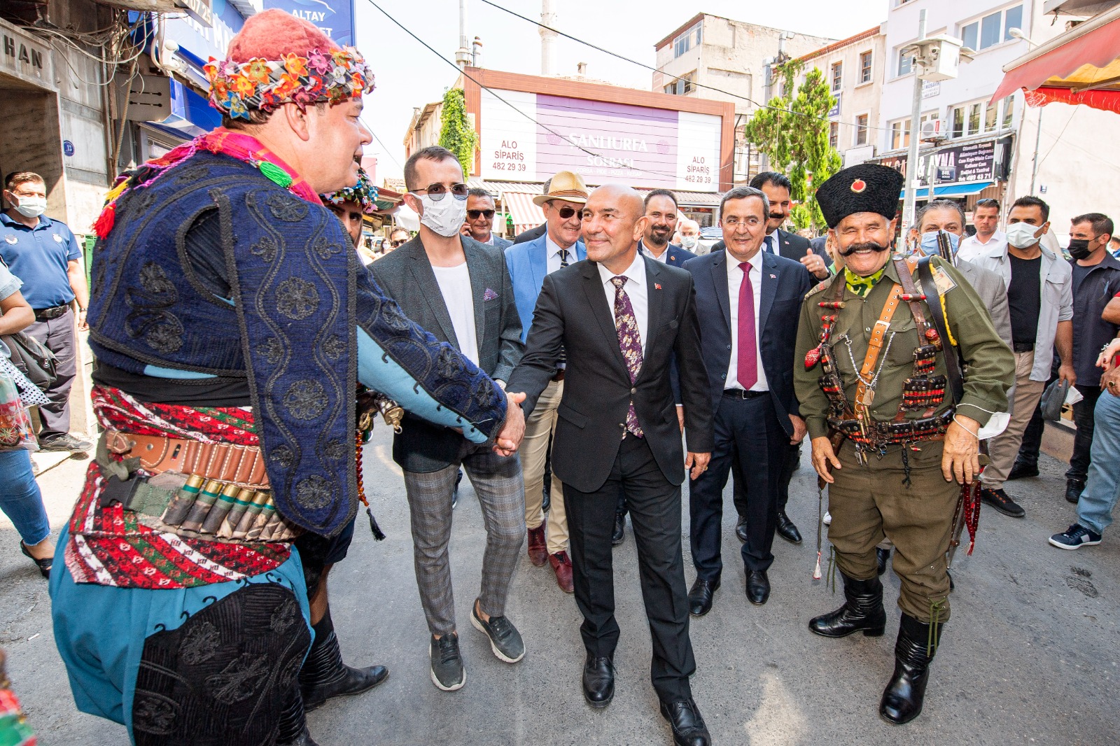 Kemeraltı’nda geleneksel 9 Eylül buluşması Efeler sahnede