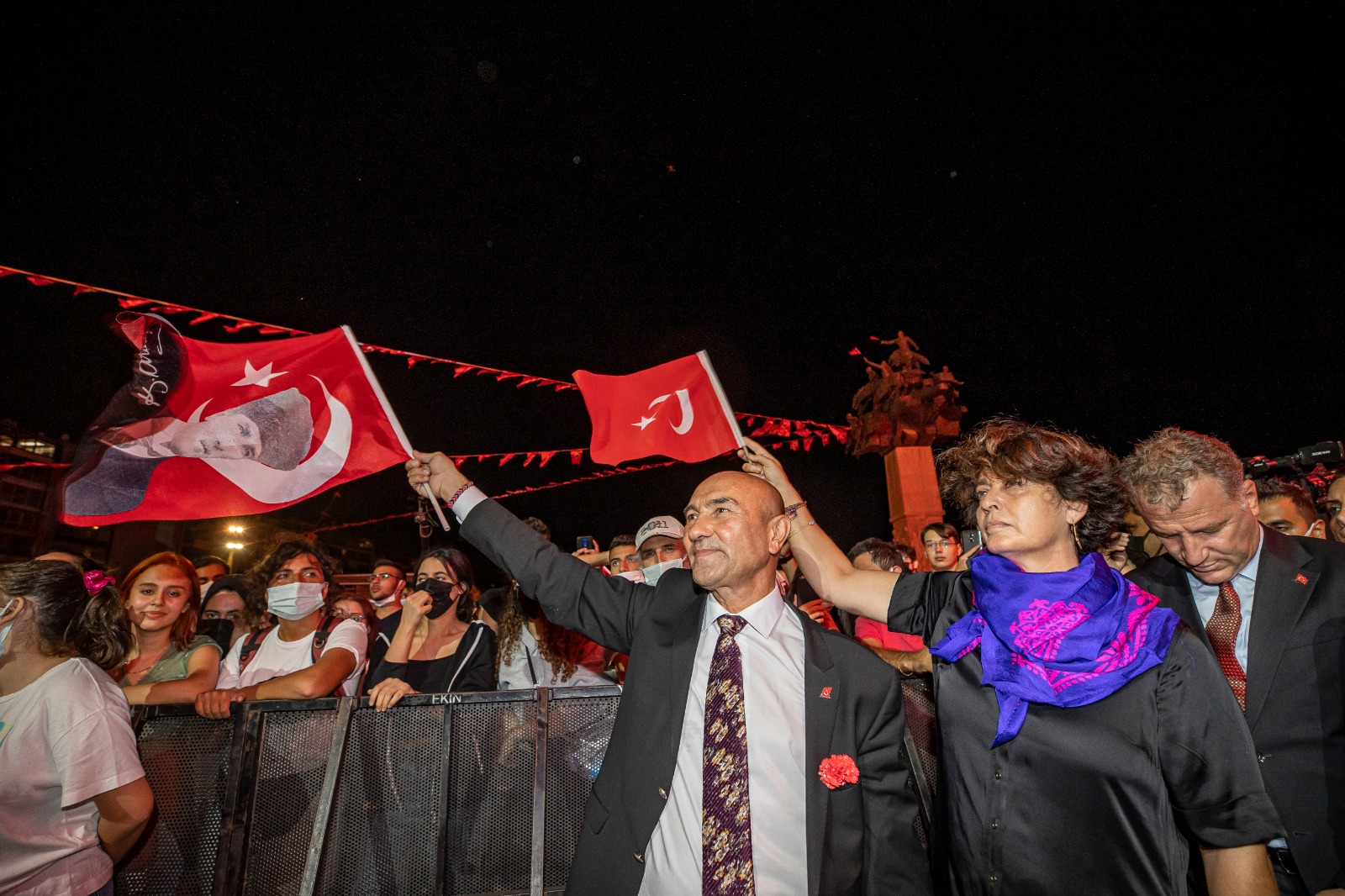 Gündoğdu'da Fener Alaylı 9 Eylül coşkusu Soyer: “Türkiye'nin her yerinde çiçekler açtıracaksınız”