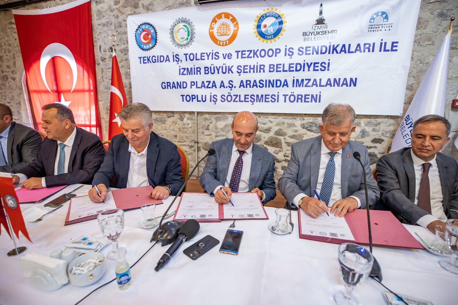 Grand Plaza'da toplu sözleşme sevinci yaşandı