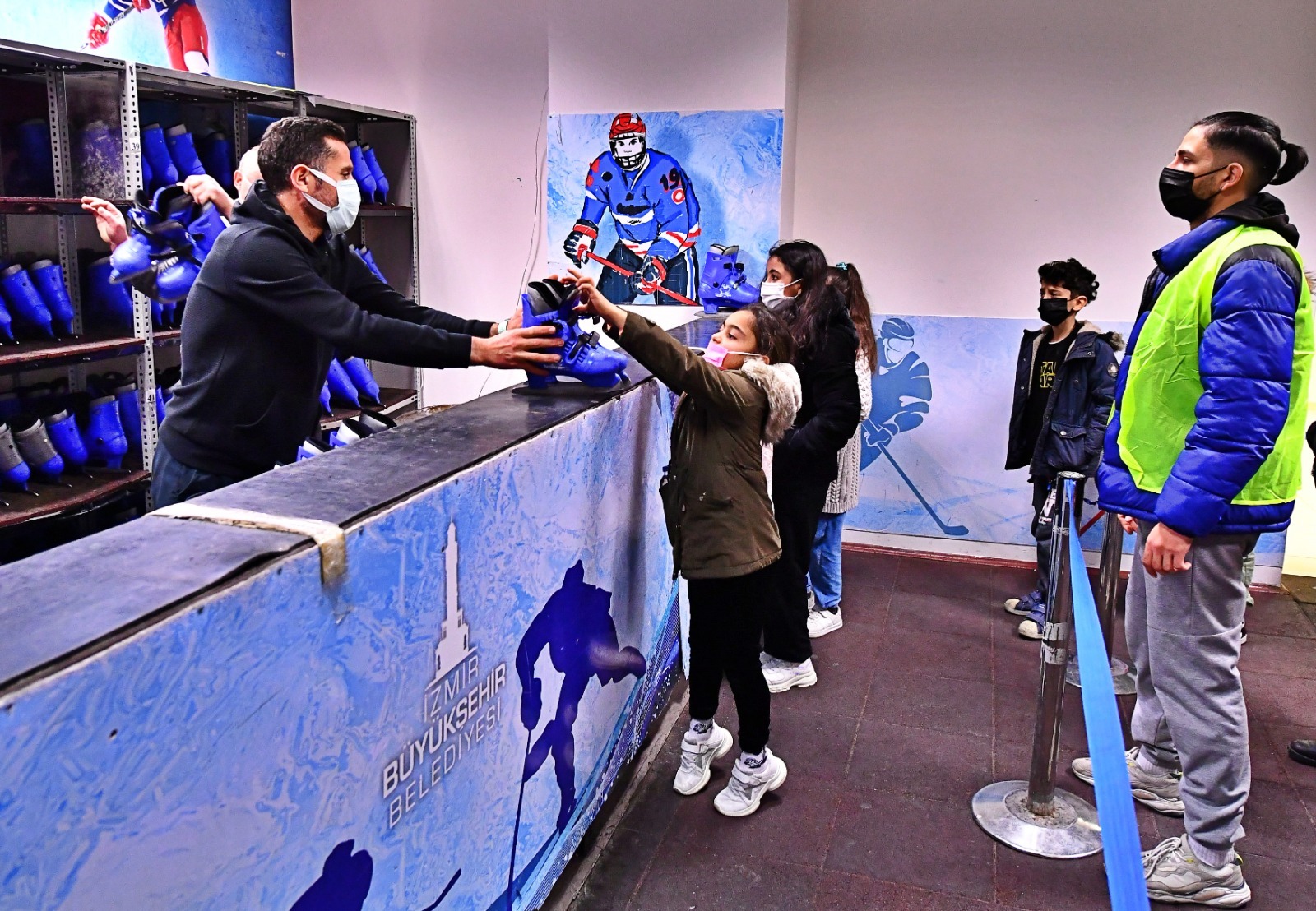 Kadifekaleli çocuklara karne hediyesi