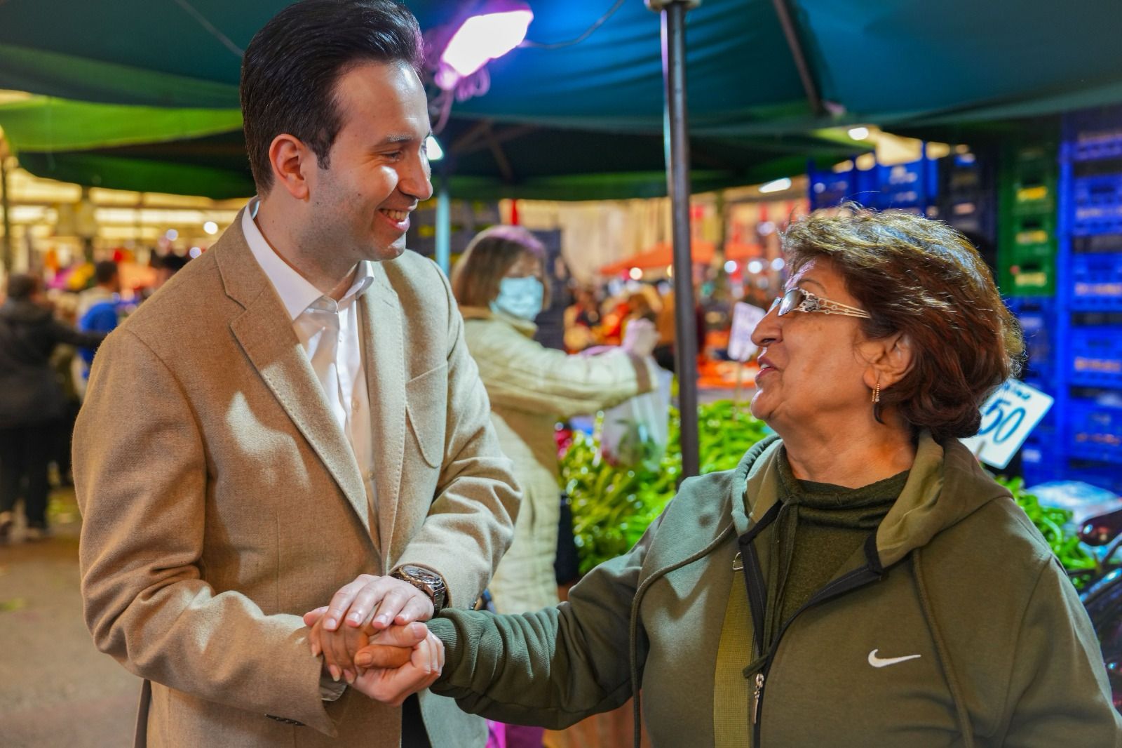 AK Partili Çiftçioğlu, Karşıyaka’yı karış karış geziyor