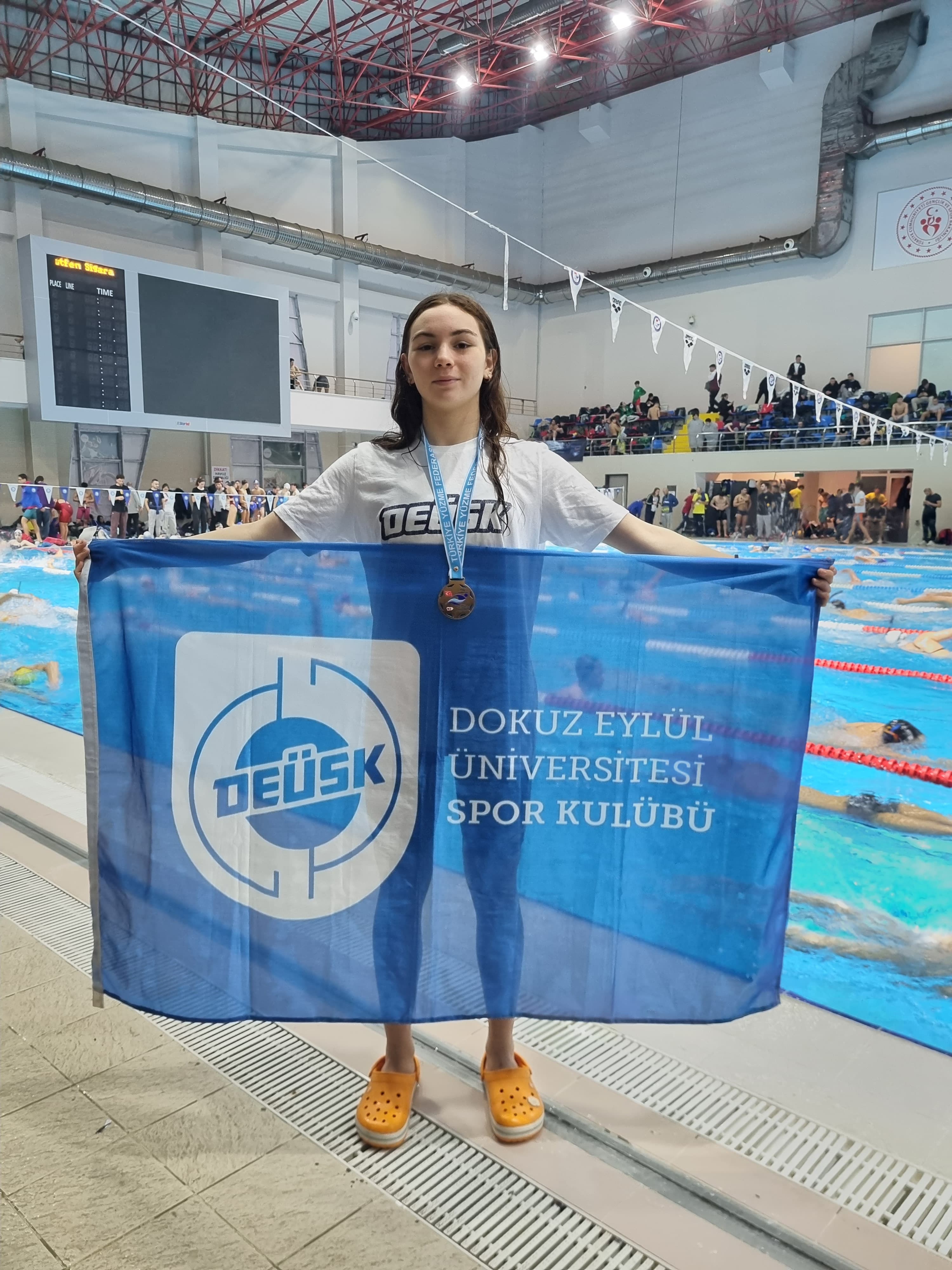 Deü'lü Yüzücüler Havuzdan 1 Rekor, 8 Madalya Çıkardı