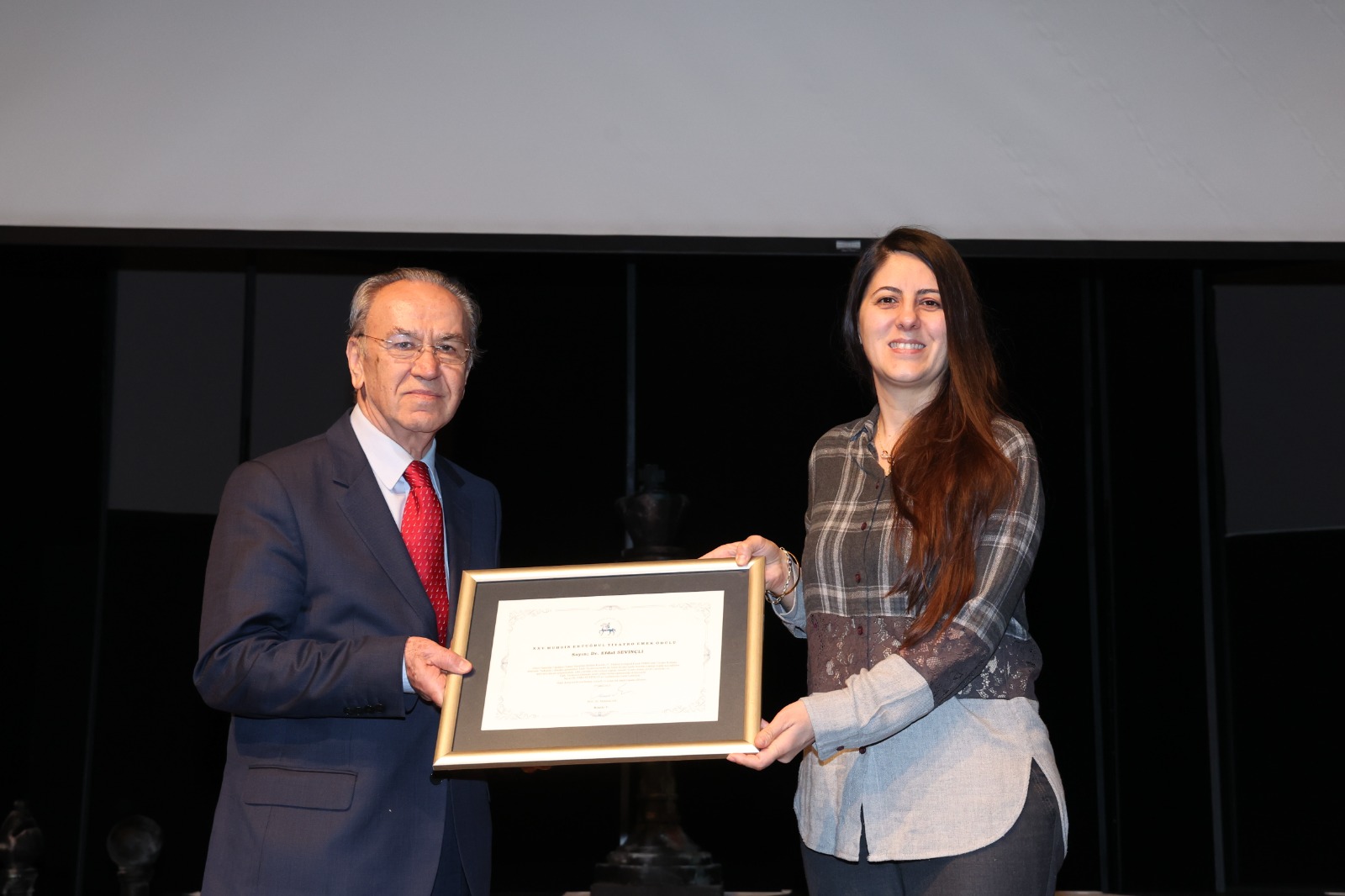 Deü’nün Muhsin Ertuğrul Tiyatro Emek Ödülü Sahibini Buldu
