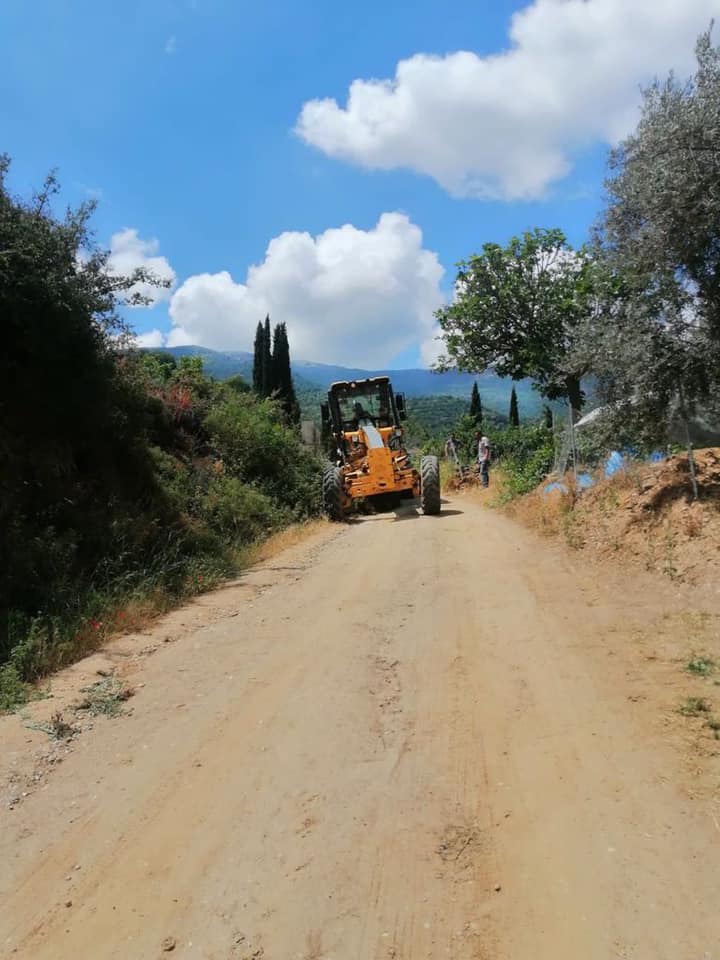 BEYDAĞ BELEDİYESİ ÜRETİM YOLLARINI DÜZENLİYOR BAŞKAN YILMAZLAR’DAN ÇİFTÇİYE HİZMET