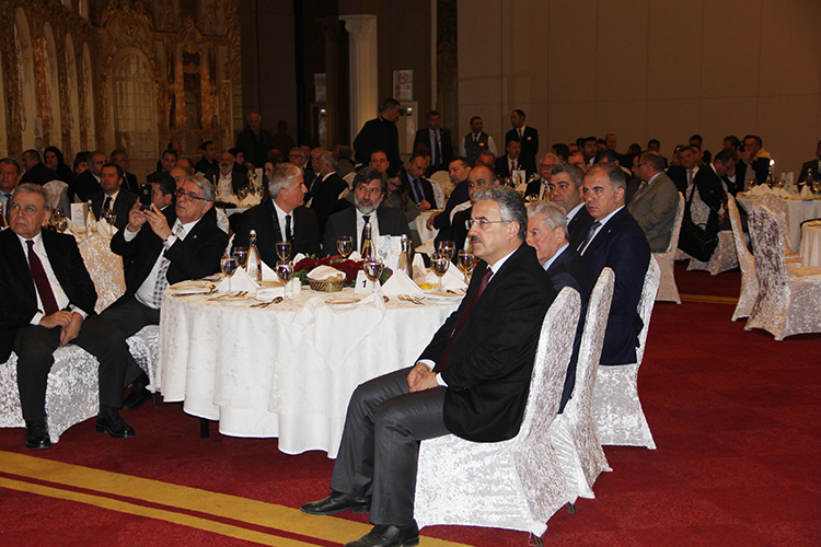 Bakan Avcı turizmcilerle buluştu