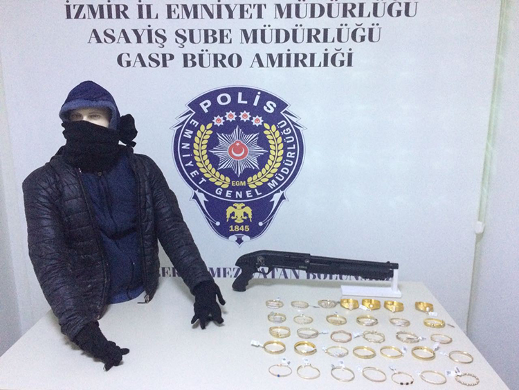 Silahlı soygun kamerada