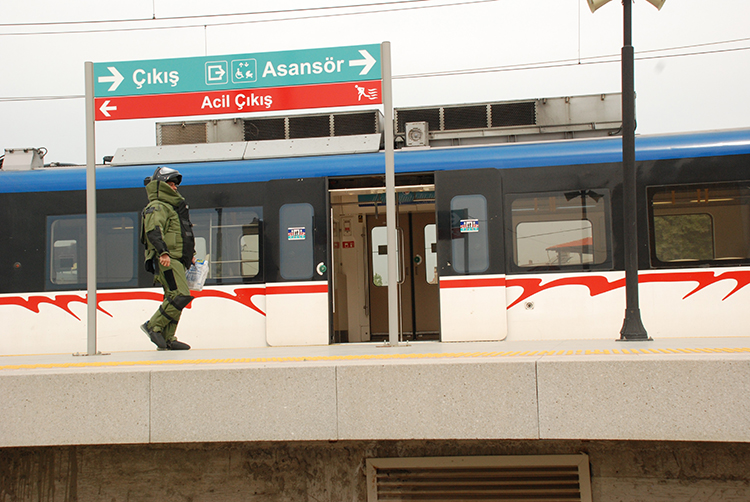 İZBAN'da bomba paniği